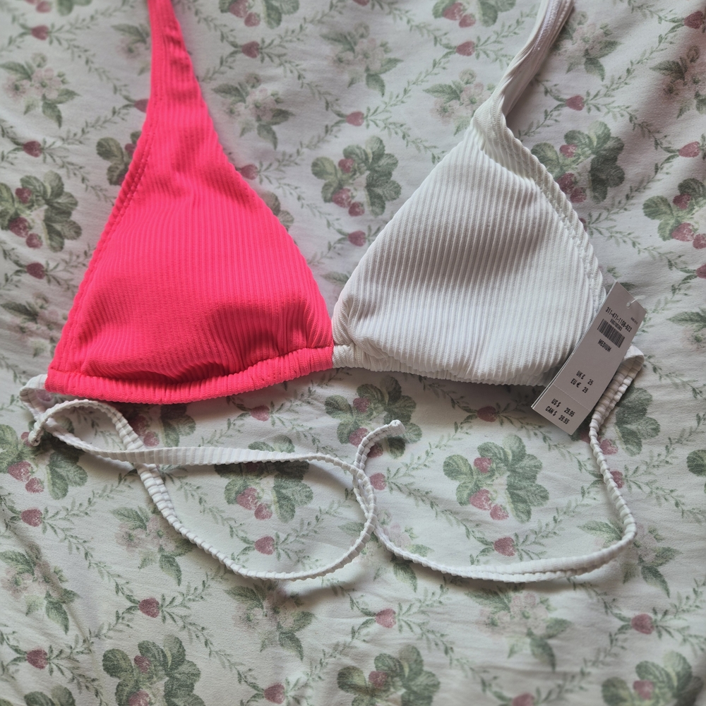 🎀 Hollister Colorblock Triangle Bikini Top – Size M (NWT)